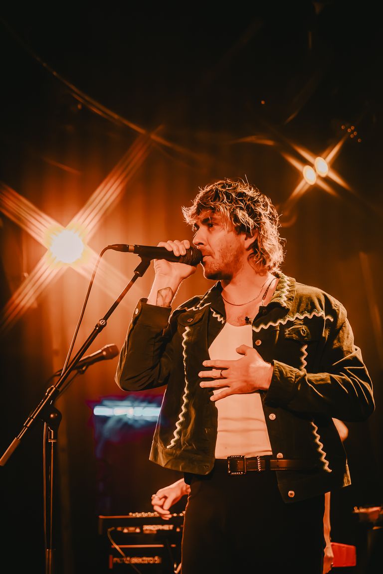 Selve performing live at The Gov in Adelaide 